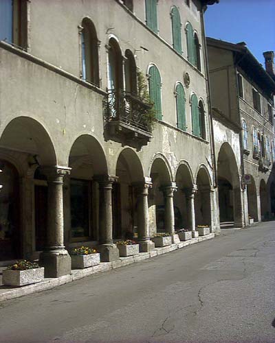 Archi dei portici in Piazza Trento e Trieste