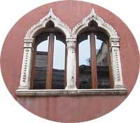 Pal. Pagani - bifora in stile gotico veneziano