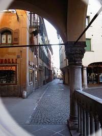  Via Mezzaterra dalla Loggia dei Ghibellini in Piazza Mercato